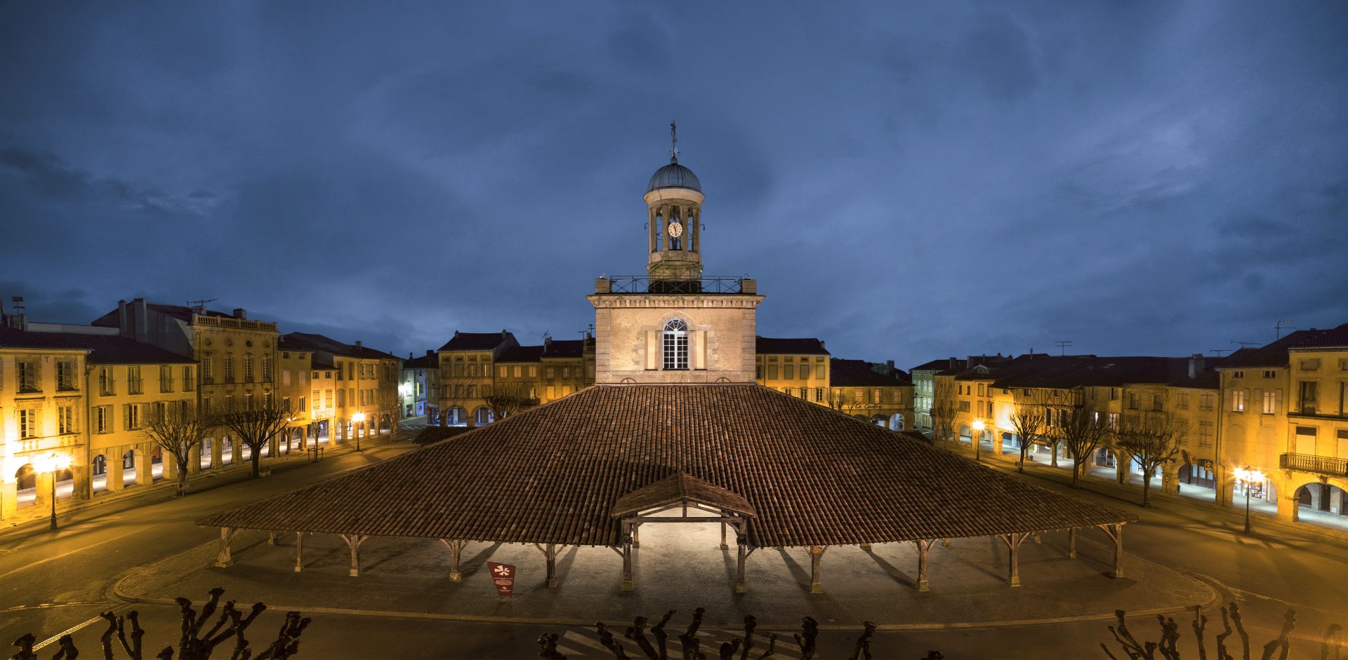 La Halle centrale et son beffroi de nuit - © Jean-Luc Sarda