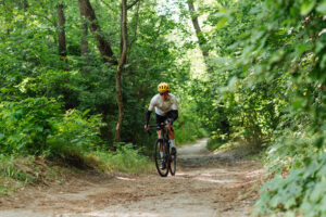 Illustration : cycliste faisant du gravel sur un chemin de montagne